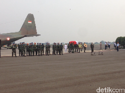 Megawati, Ahok, dan Para Menteri Sambut Jenazah KH Hasyim di Halim