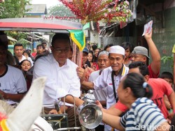 Bertemu Warga di Cakung, Anies Diarak Naik Delman