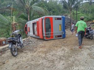 Bus Angkut Rombongan Kondangan Terguling di Banyumas
