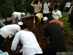 Lokasi Kuburan KH Hasyim Muzadi Dipindah ke Dekat Masjid Al-Hikam