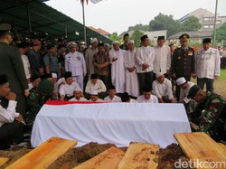 Penuh Haru, Lagu Gugur Bunga Iringi Pemakaman KH Hasyim Muzadi