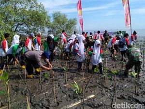 Ratusan Anak di Pasuruan Diajak Tanam Mangrove