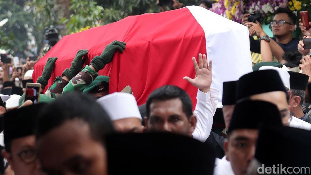 Jenazah KH Haysim Muzadi Dimakamkan Jenazah KH Haysim Muzadi Dimakamkan