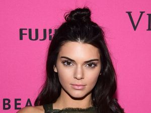 Video: Tutorial Half Bun Hair atau Mencepol Rambut di Bagian Tengah