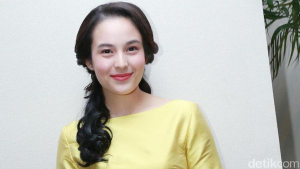 Bergaun Kuning, Chelsea Islan Cocoknya Jadi Putri Disney Apa?