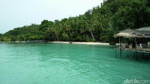 Foto-foto Pantai Sapokren di Raja Ampat yang Keren!