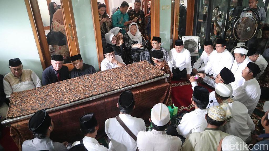 Sejumlah Tokoh Hadir di Rumah Duka Hasyim Muzadi Sejumlah Tokoh Hadir di Rumah Duka Hasyim Muzadi