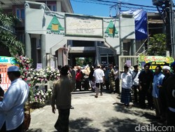Upacara Pelepasan Digelar Sebelum Jenazah KH Hasyim Dibawa ke Depok