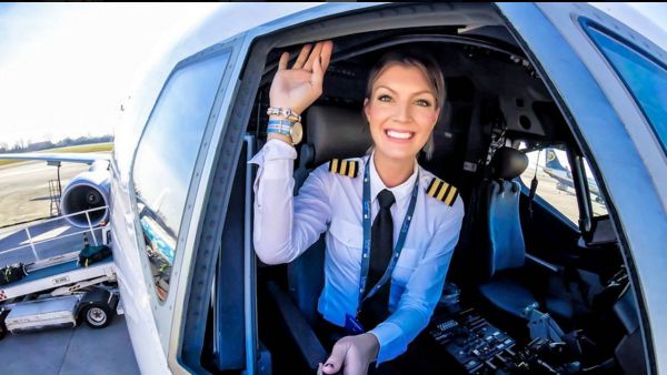 Intip Kehidupan Pilot Cantik yang Jadi Selebgram