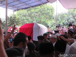 Para Pelayat Berebut Pegang Peti Jenazah KH Hasyim Muzadi