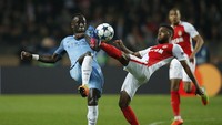 Bacary Sagna berebut bola dengan Thomas Lemar. Pool/Andrew Couldridge/Reuters/detikFoto.