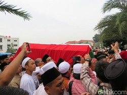 Lautan Pelayat Antar Jenazah KH Hasyim Muzadi ke Makam