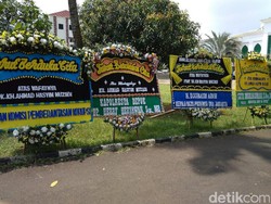 Deretan Bunga Dukacita KH Hasyim Muzadi di Ponpes Al-Hikam Depok