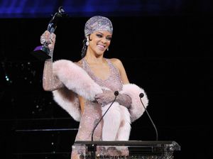 Rihanna Dihujat Netizen Gara-gara Edit Foto Ratu Elizabeth