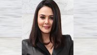 Foto: Pesona Preity Zinta yang Masih Imut di Usia 42 Tahun