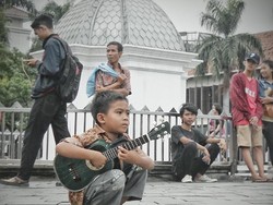 Lagu Kecil untuk Dunia yang Besar