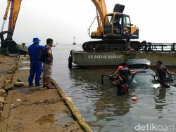Misteri Mobil dan Motor yang Ditaburi Sesajen dan Diceburkan ke Laut