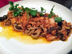 Chef Antonio Facchinetti Sajikan Pasta Bigoli Autentik Italia di Sapori Deli