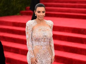 Kim Kardashian Jual Bokong untuk Berenang