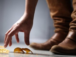 Makanan Jatuh Belum 5 Menit Masih Bisa Dimakan?