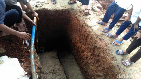 Lokasi Kuburan KH Hasyim Muzadi Dipindah Ke Masjid Al-Hikam