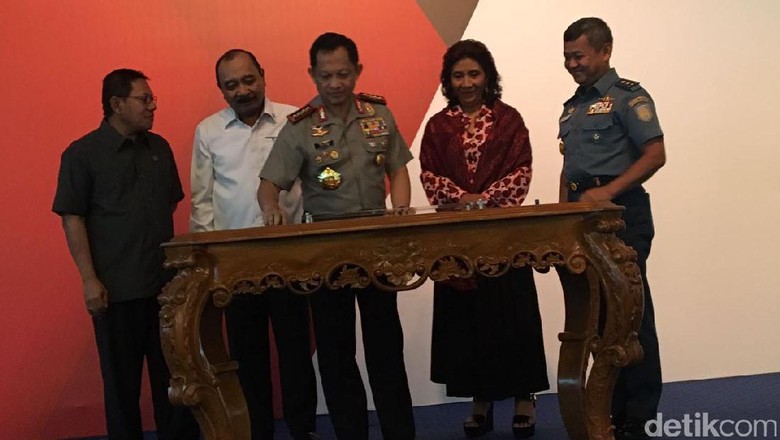 Berantas Maling Ikan Bareng Susi, Jenderal Tito: Terima Kasih Ibu Berantas Maling Ikan Bareng Susi, Jenderal Tito: Terima Kasih Ibu