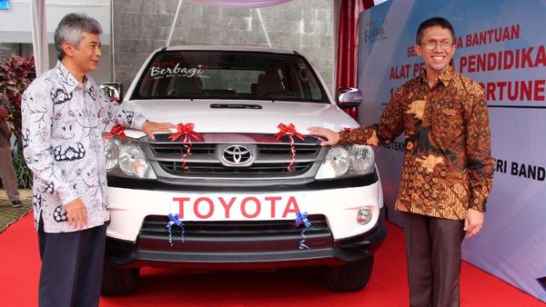 Toyota Indonesia Sumbang Fortuner untuk Pendidikan