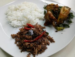 Ikan Kayu Mami Cut: Gurih Aromatik Ikan Kayu dan Ayam Tangkap Khas Aceh