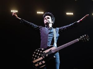 Momen Green Day Badmood Lihat Penonton Sibuk Merekam Aksi Panggungnya Momen Green Day Badmood Lihat Penonton Sibuk Merekam Aksi Panggungnya