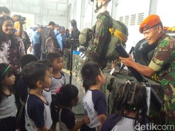 Antusiasnya Pelajar Lihat Pameran Alutsista di Lanud Soewondo