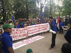 Kawal Putusan Gugatan Reklamasi, Komunitas Nelayan Aksi di PTUN Kawal Putusan Gugatan Reklamasi, Komunitas Nelayan Aksi di PTUN
