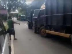 ⁠⁠⁠2 Sopir yang Adu Banteng Truk Ternyata Paman dan Keponakan