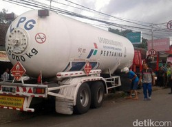 Diduga Serangan Jantung, Supir Truk LPG Seruduk Kendaraan dan Kios