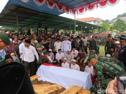 Diiringi Tahlil, Jenazah Hasyim Muzadi Diturunkan ke Liang Lahat