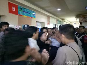 Pengunjung Blok M Square Bahu-membahu Tolong Korban Lift Jatuh Pengunjung Blok M Square Bahu-membahu Tolong Korban Lift Jatuh