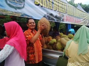 Ratusan Warga Serbu Festival Durian di Pasuruan
