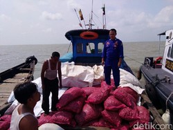 Polisi Tangkap Kapal Penyelundup 20 Ton Bawang Merah Asal Malaysia