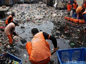 Video: Kondisi Sampah Penuhi Kali Gendong hingga Potret Jibaku Petugas