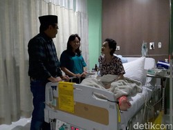 Djarot dan Istri Jenguk Julia Perez di RSCM