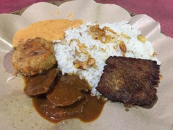 Mpok Sunayah: Aduh Enaknye! Nasi Uduk Betawi Berlauk Empal dan Semur Jengkol