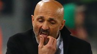 Luciano Spalletti tampak kecewa. Meski menang 2-1, Spalletti harus merelakan tiket perempatfinal ke Lyon karena kalah agregat 4-5. Pool/Alessandro Bianchi/Reuters/detikFoto.
