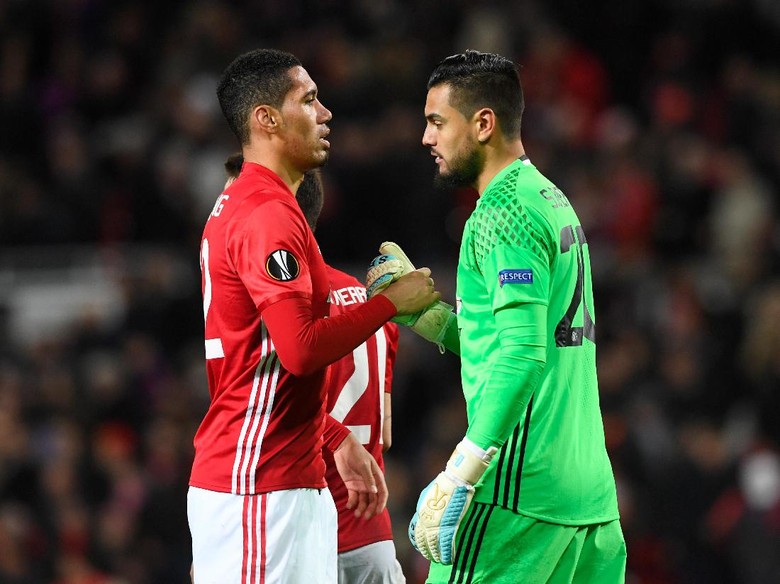 Smalling: MU Memang Punya Dua Kiper Hebat Smalling: MU Memang Punya Dua Kiper Hebat