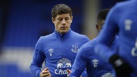 Ross Barkley kabarnya sudah sangat dekat ke Chelsea, bahkan disebut-sebut sudah tes medis segala. Tapi akhirnya ia tetap di Everton. (Foto: Andrew Yates/Reuters )