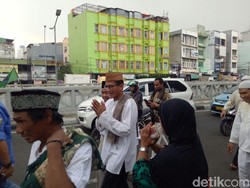 Usai Salat Jumat, Sandiaga Ikut Salatkan dan Gotong Jenazah Warga