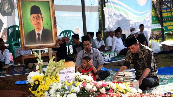 Suasana Makam KH Hasyim Muzadi Hari Ini