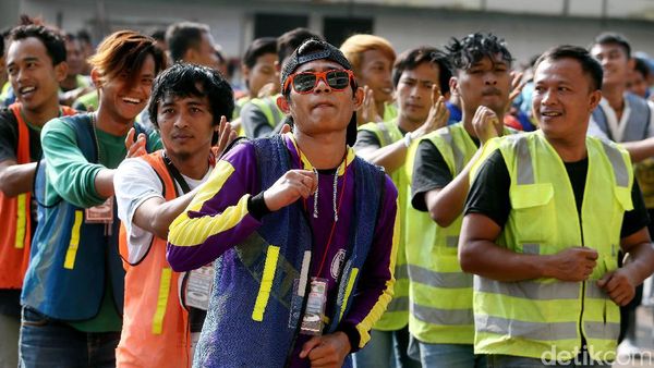 Ratusan Pekerja Renovasi SUGBK Senam Bersama