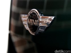 Lihat Jejeran Mobil Plt Dirut Bank Mandiri