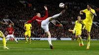 Zlatan Ibrahimovic yang mendapat pengawalan dua pemain Rostov berusaha melepaskan tendangan. PoolJason Cairnduff/Reuters/detikFoto.