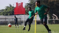 Di tahap ini Miguel begitu aktif menginstruksikan paran pemain untuk lebih cepat bergerak saat bola sudah berpindah kaki.