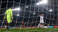 Lucas Tousart melakukan gol bunuh diri di menit ke-60. Pool/Alessandro Bianchi/Reuters/detikFoto.
